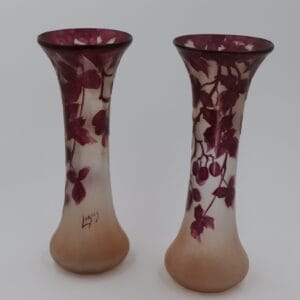 2026/01/1000012384.jpg F.Theorore Legras, paire de vases balustres de la série Rubis, à décor de vignes de pêcher