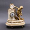Pendule de chambre de style néo classique en bronze doré.