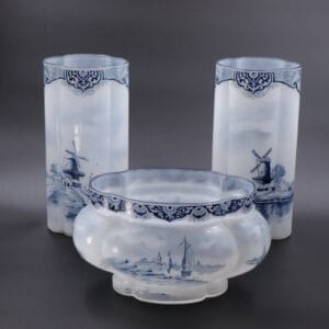 2026/01/1000013110.jpg Garniture de cheminée en verre opalin émaillé à décor de Delft par la manufacture Legras.