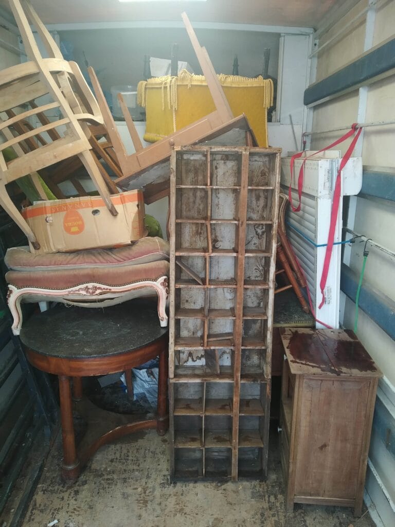 camion de débarrasseurs rempli de brocante a paris