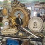 objets vitrine et curiosités anciennes presentée dans le magasin