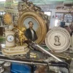 objets vitrine et curiosités anciennes presentée dans le magasin