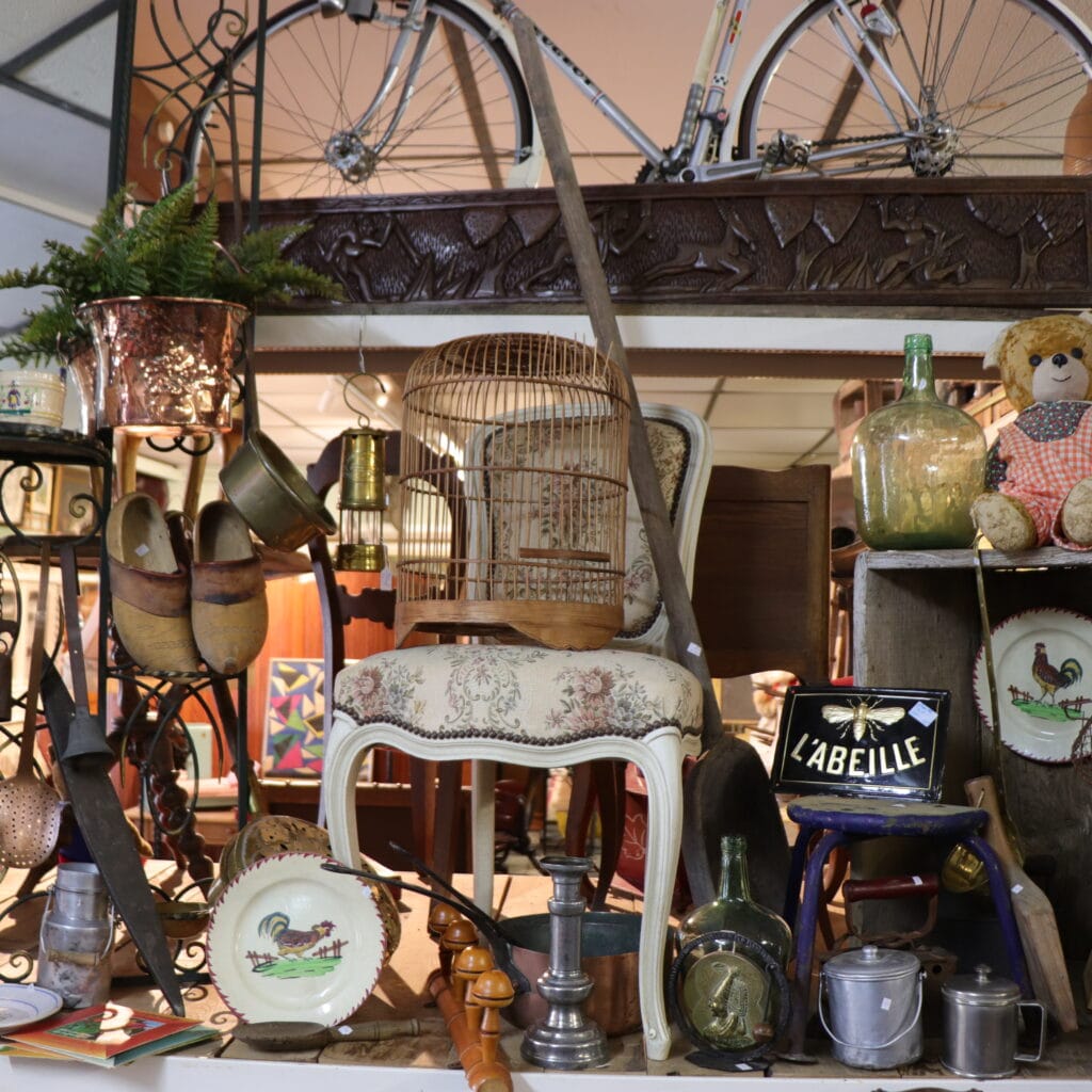 objets de brocante dans le magasin de brocante de l'orne
