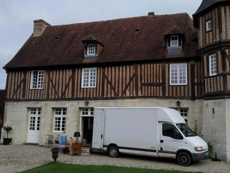 demenagement et debarras en cours dans une maison du pays d'auge