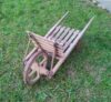 Brouette en bois ancienne